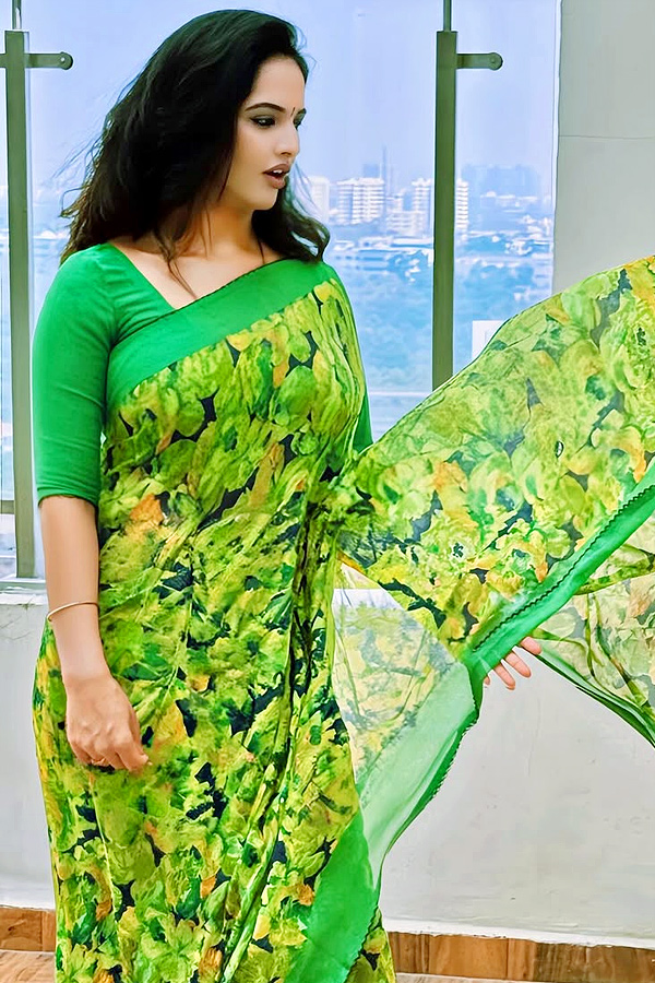 Television Beauty Jyothi Purvaj Green Saree Looks, Photos Goes Viral9