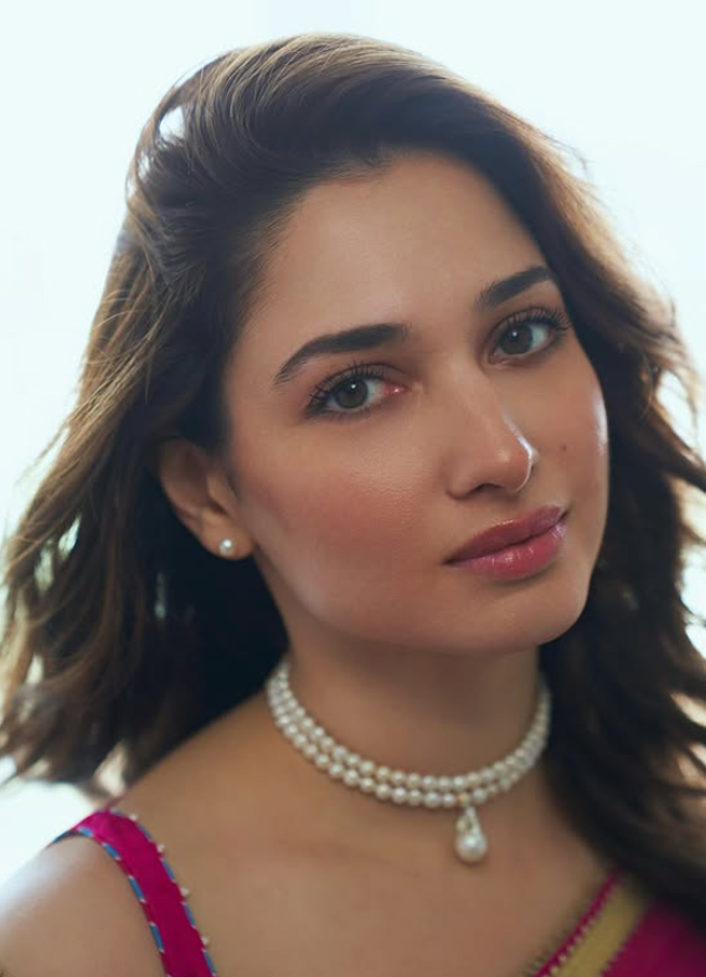 Milky beauty Tamanna Bhatia shines bright in a pink saree photos3