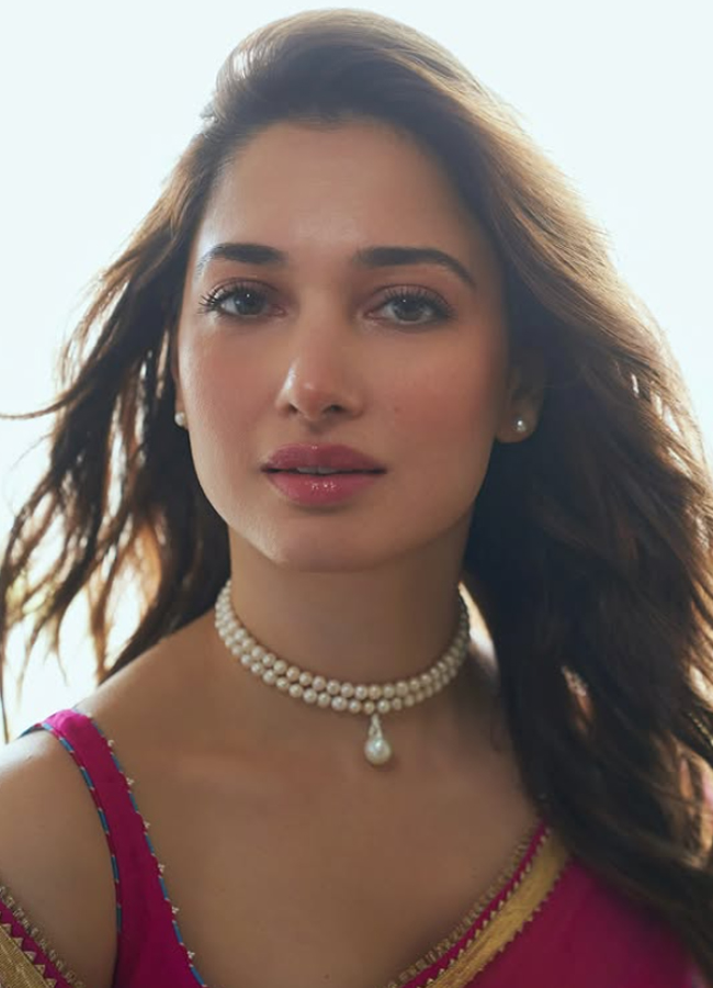 Milky beauty Tamanna Bhatia shines bright in a pink saree photos6