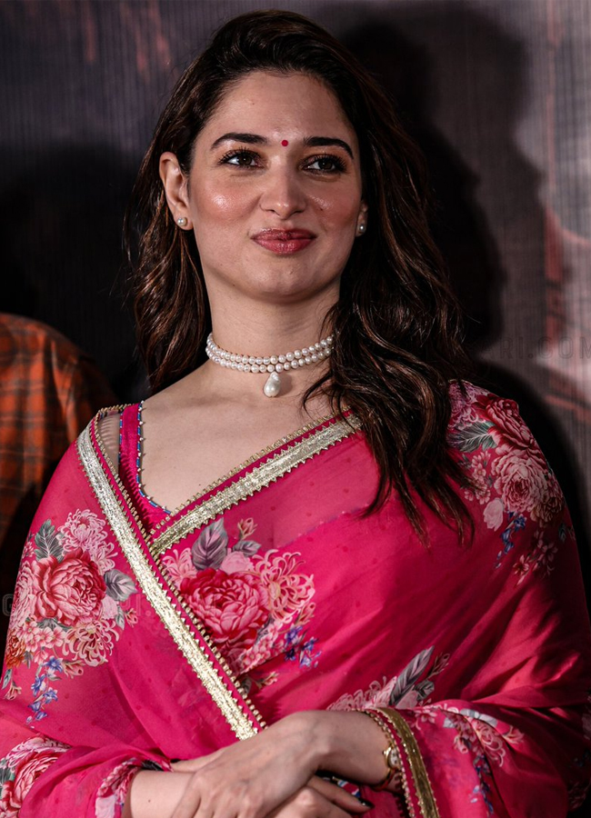 Milky beauty Tamanna Bhatia shines bright in a pink saree photos8