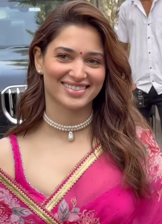 Milky beauty Tamanna Bhatia shines bright in a pink saree photos9