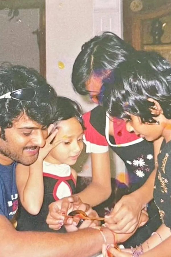 Prabhas with his sisters.. Check out this unseen pictures14