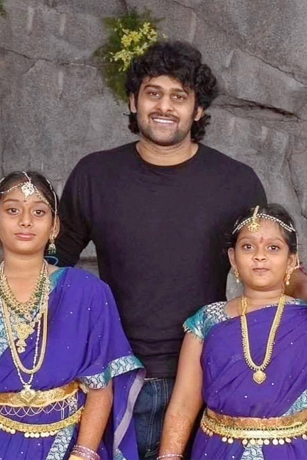 Prabhas with his sisters.. Check out this unseen pictures5