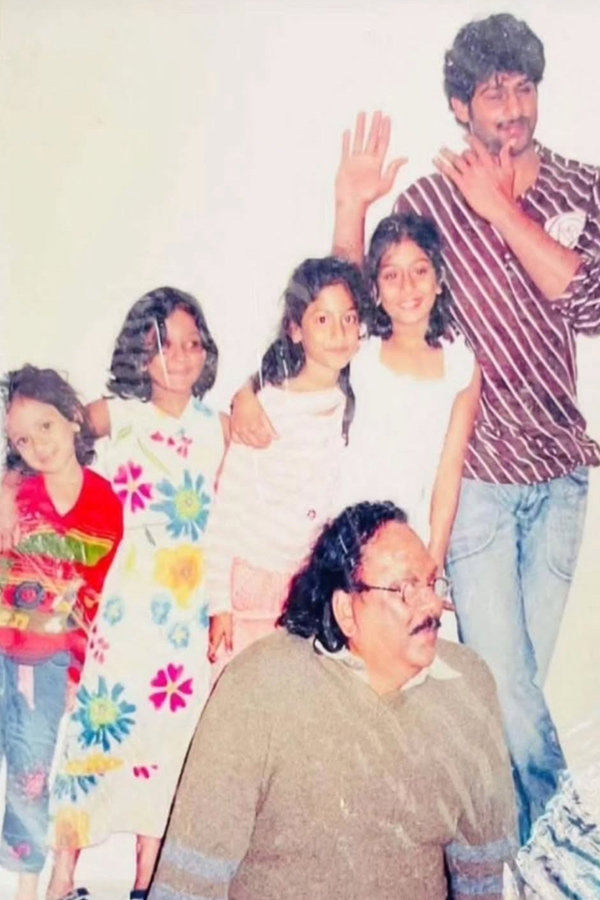 Prabhas with his sisters.. Check out this unseen pictures7