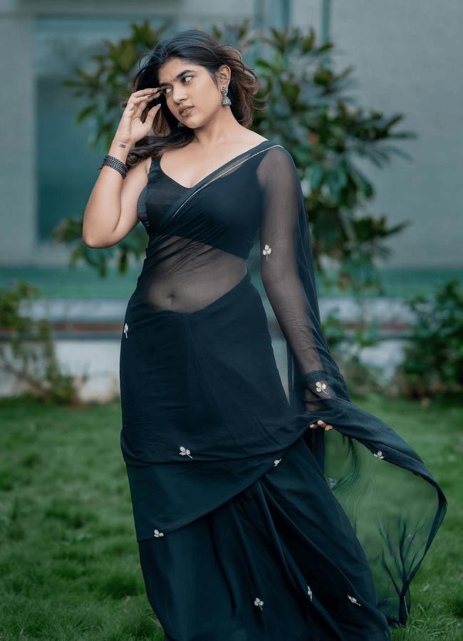 Ritu Choudhary Glamorous Photos In Black Saree7