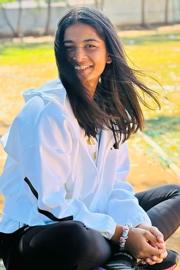 Team India womens cricketer Shreyanka Patil Funniest Post On Social Media Photos12