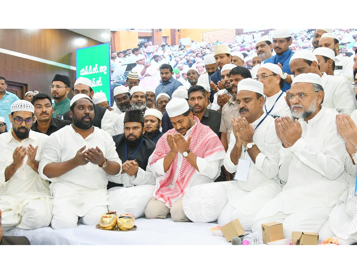 YS Jagan Special Prayers At IFTAR Dinner Photos11