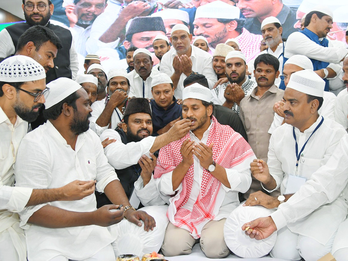 YS Jagan Special Prayers At IFTAR Dinner Photos1
