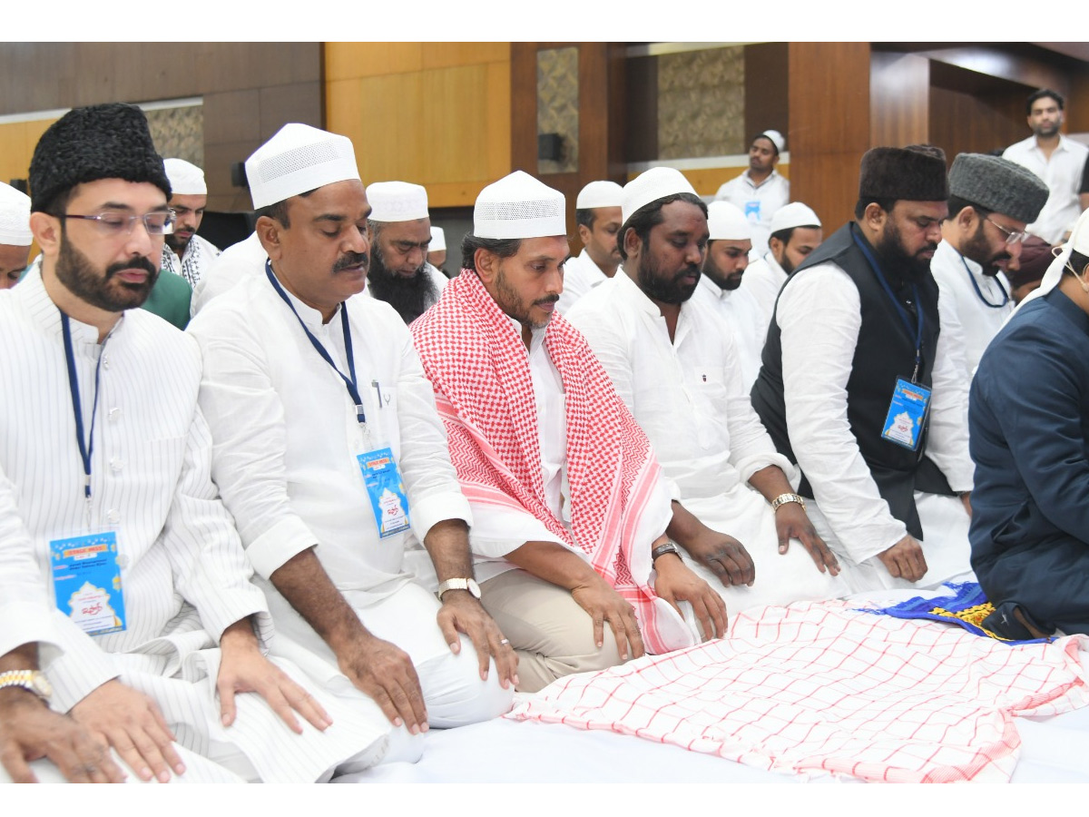 YS Jagan Special Prayers At IFTAR Dinner Photos16