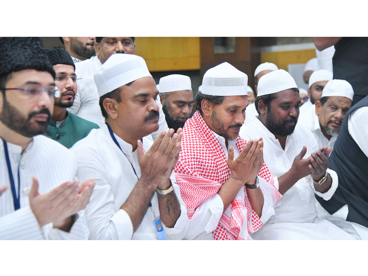 YS Jagan Special Prayers At IFTAR Dinner Photos19