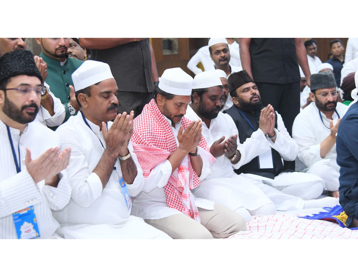 YS Jagan Special Prayers At IFTAR Dinner Photos20