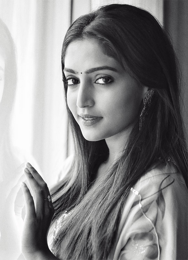 Actress Reba Monica John special song in Mad Square movie: Photos15