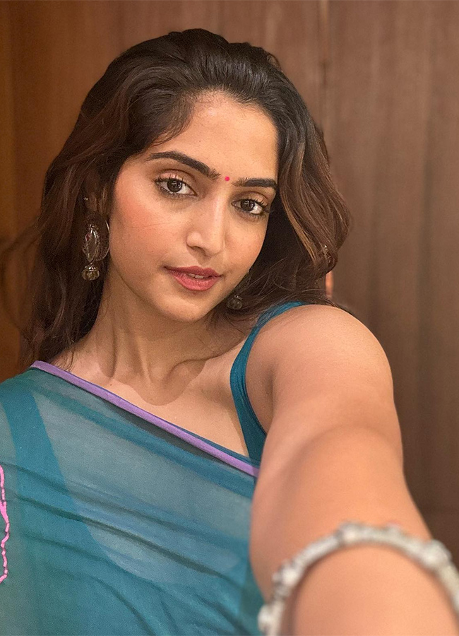 Actress Reba Monica John special song in Mad Square movie: Photos3
