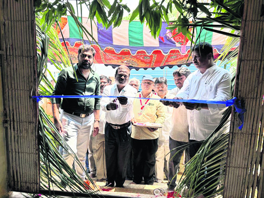 మెడికల్ కళాశాలకుఅంబులెన్స్ అందజేత
1