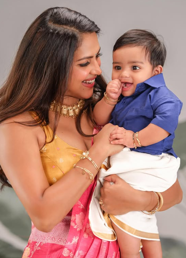 Amala Paul Adorable photos with her son Ilai7