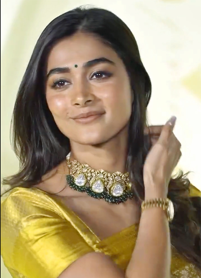 Pooja Hegde Silk Saree At Gowariker Son Wedding15