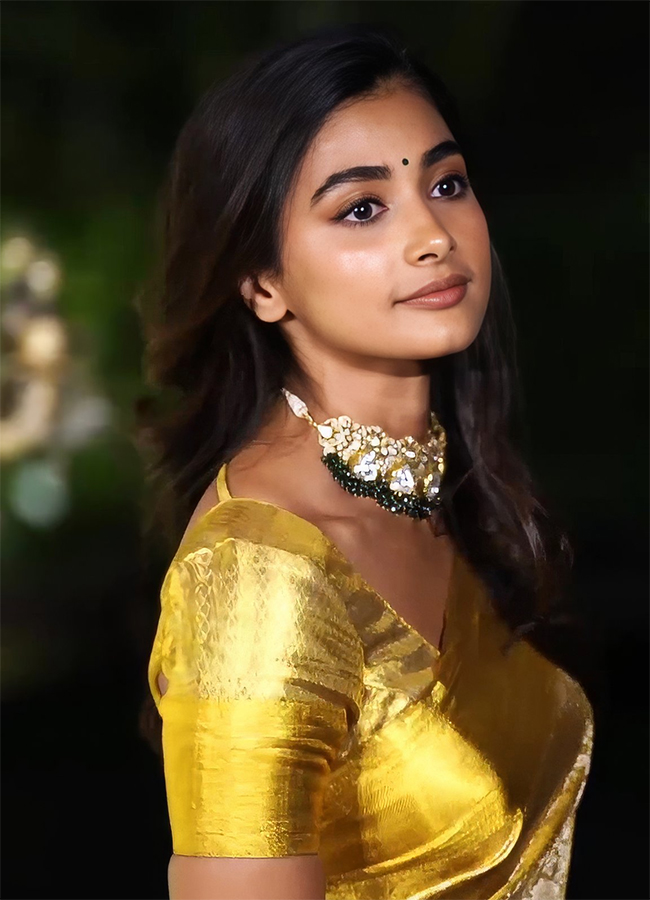 Pooja Hegde Silk Saree At Gowariker Son Wedding8