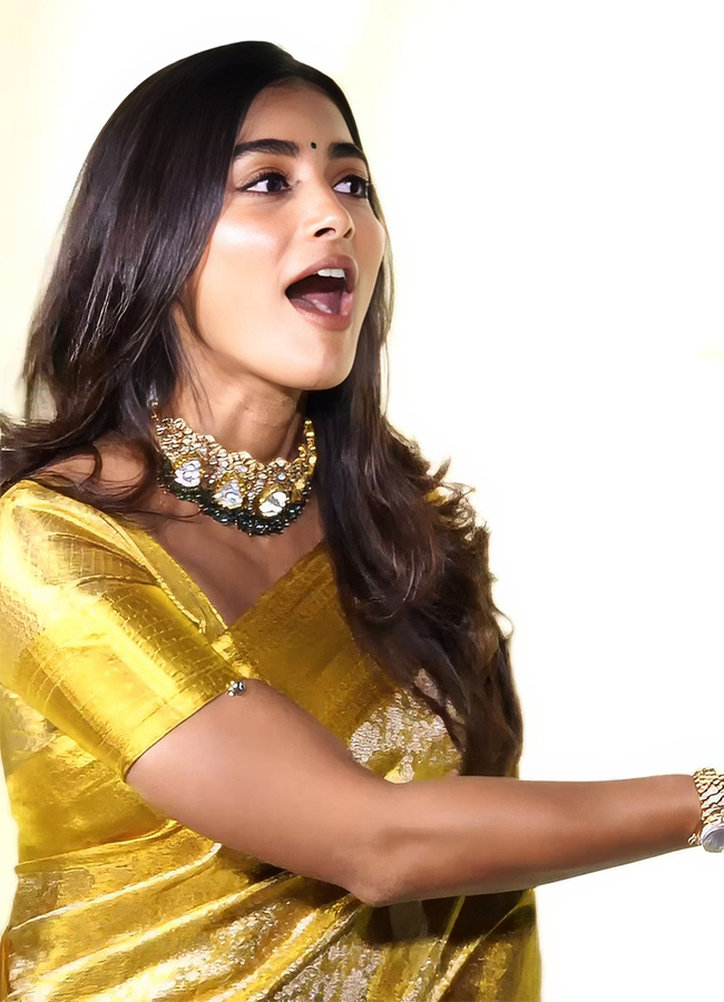 Pooja Hegde Silk Saree At Gowariker Son Wedding9