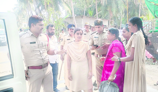 ఖాకీల పచ్చపాతం 1