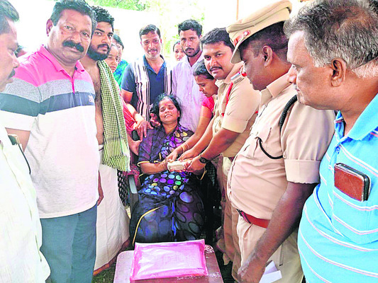 బాధిత కుటుంబానికి అండగా ఉంటాం1