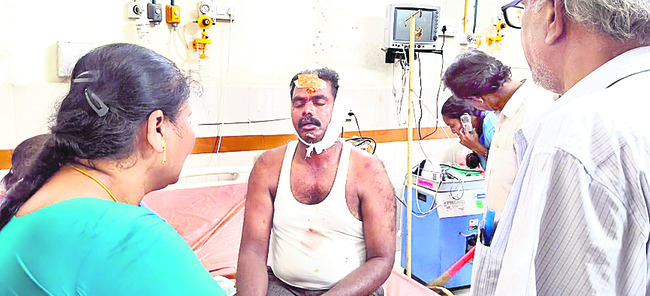 అతివేగంతో అదుపు తప్పి.. 1