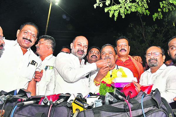 ‘టీచర్‌’లో కమలం పాగా1