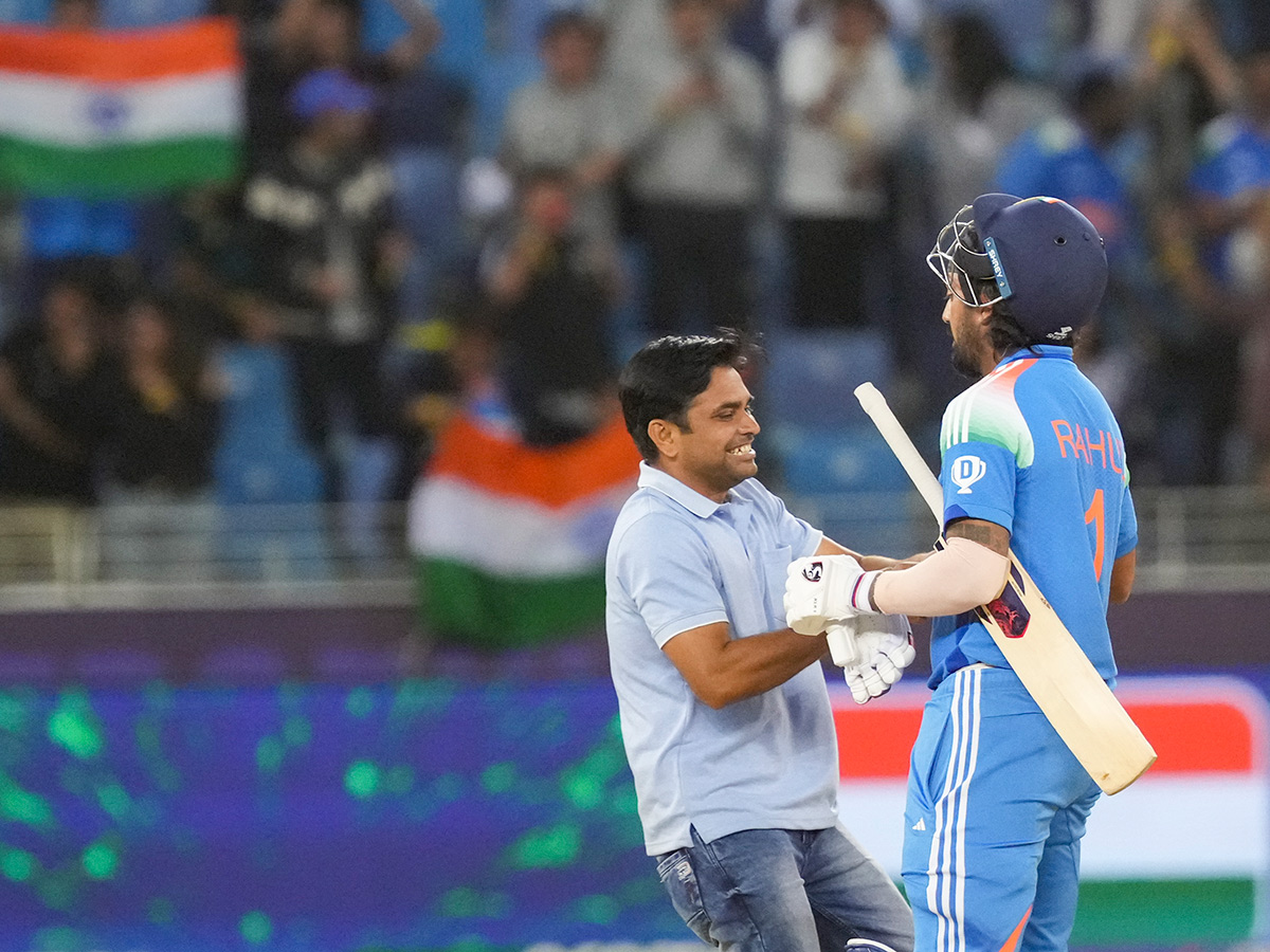 Fan Breaches Dubai Security Hugs KL Rahul After India Semifinal 6