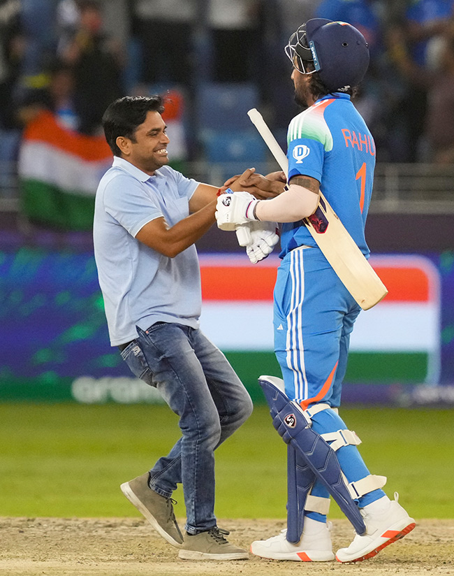 Fan Breaches Dubai Security Hugs KL Rahul After India Semifinal 7