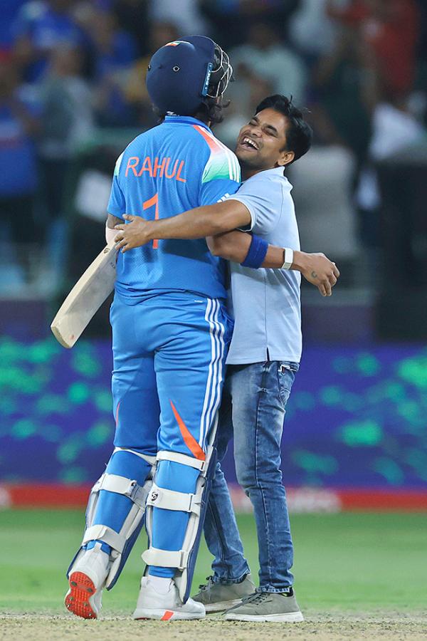 Fan Breaches Dubai Security Hugs KL Rahul After India Semifinal 8