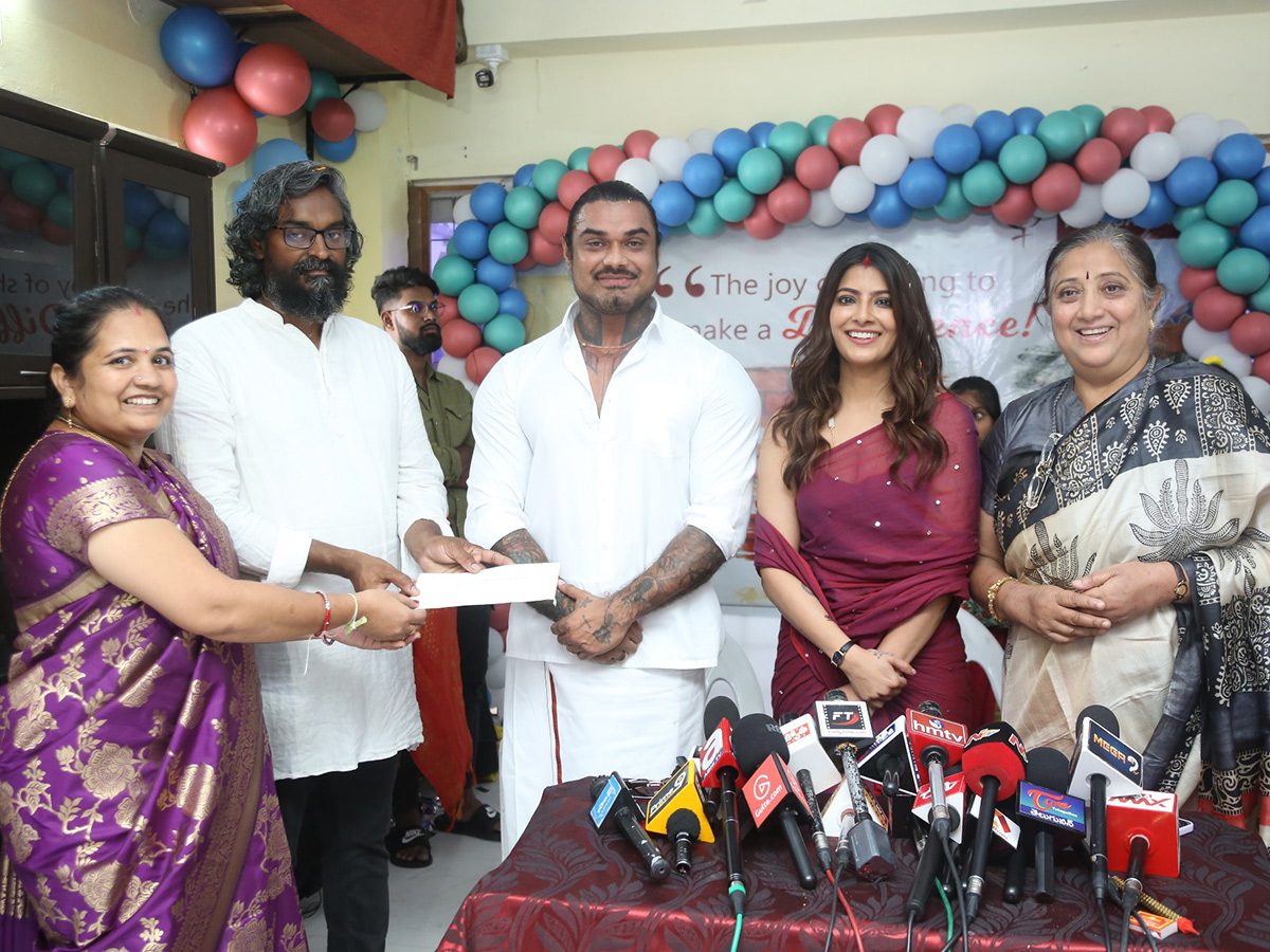 Varalaxmi Sarathkumar Birthday Celebrations With Her Husband Photos10