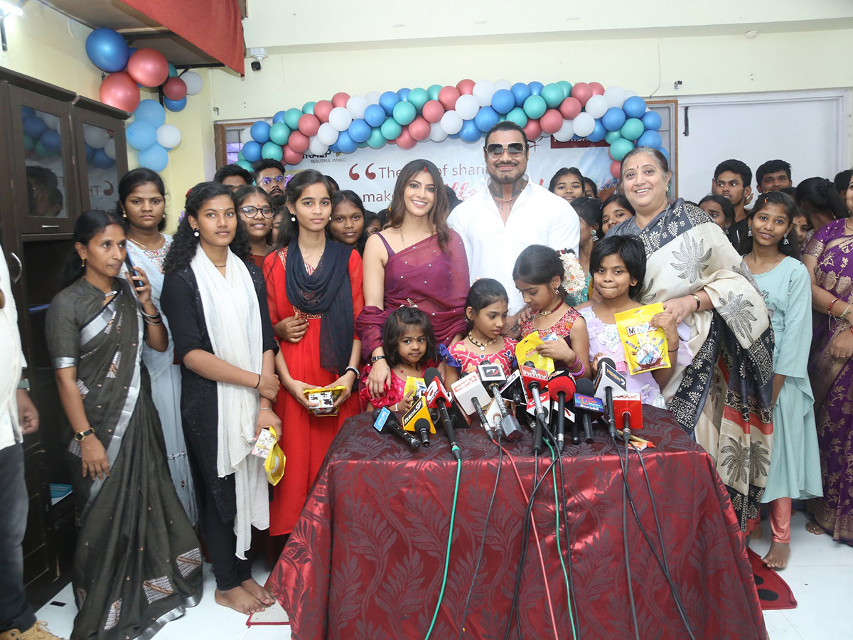 Varalaxmi Sarathkumar Birthday Celebrations With Her Husband Photos11