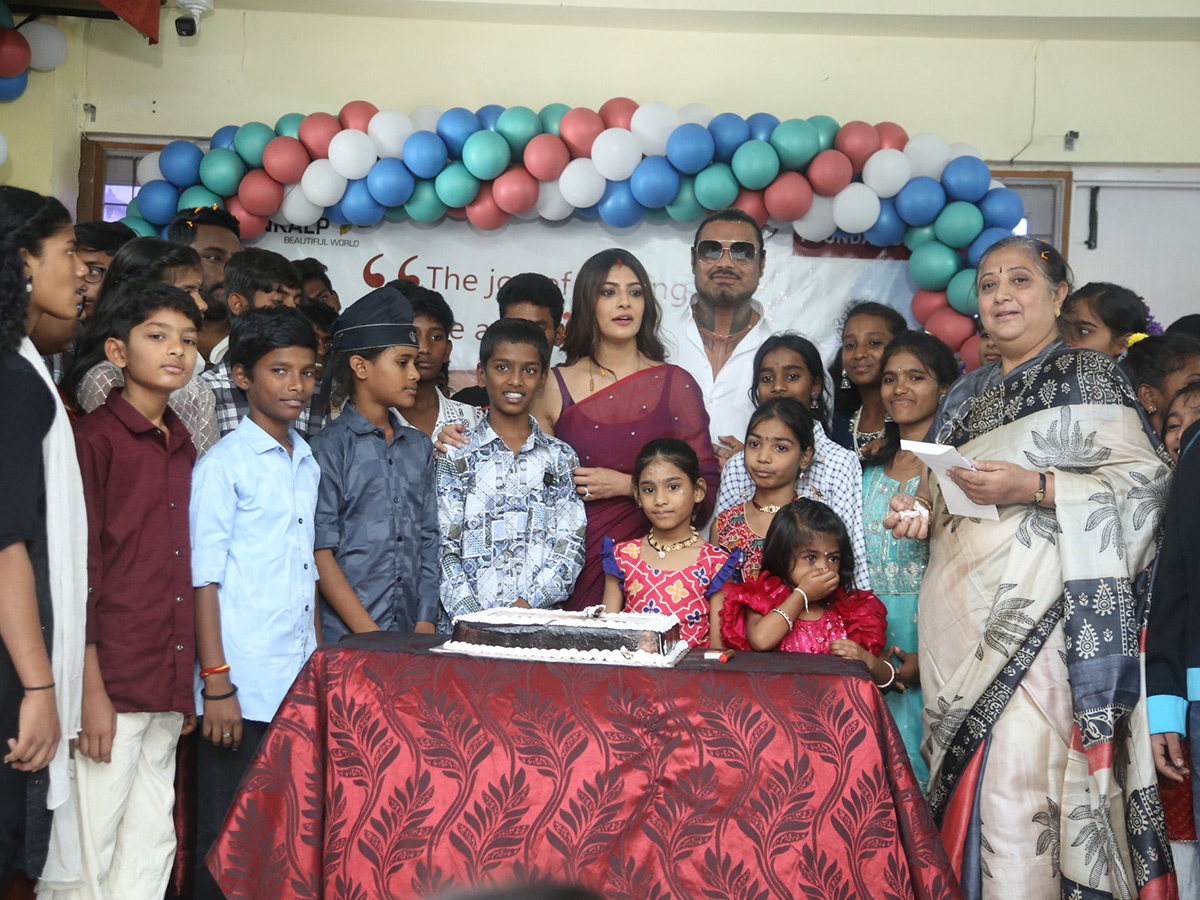 Varalaxmi Sarathkumar Birthday Celebrations With Her Husband Photos17