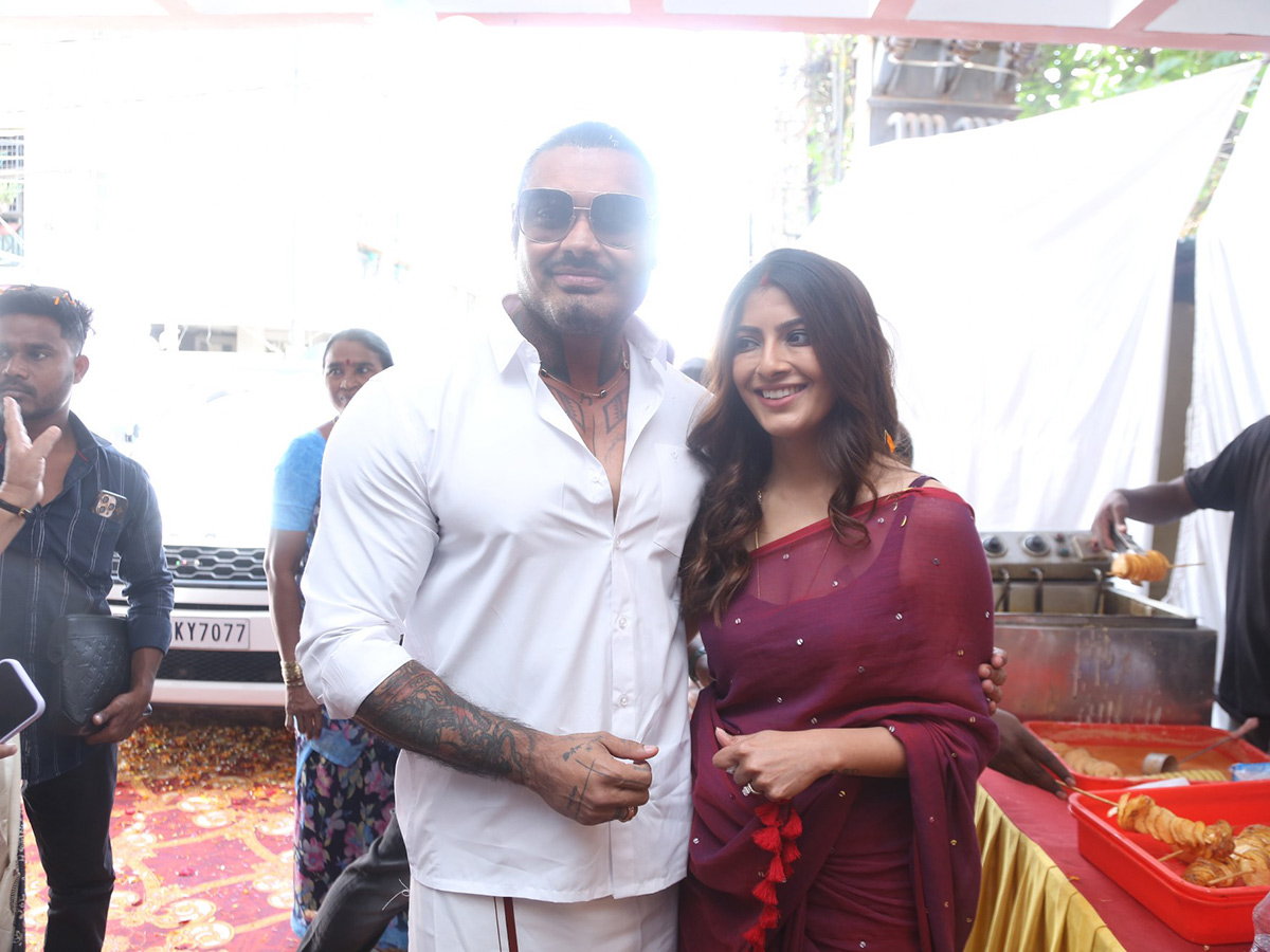 Varalaxmi Sarathkumar Birthday Celebrations With Her Husband Photos6