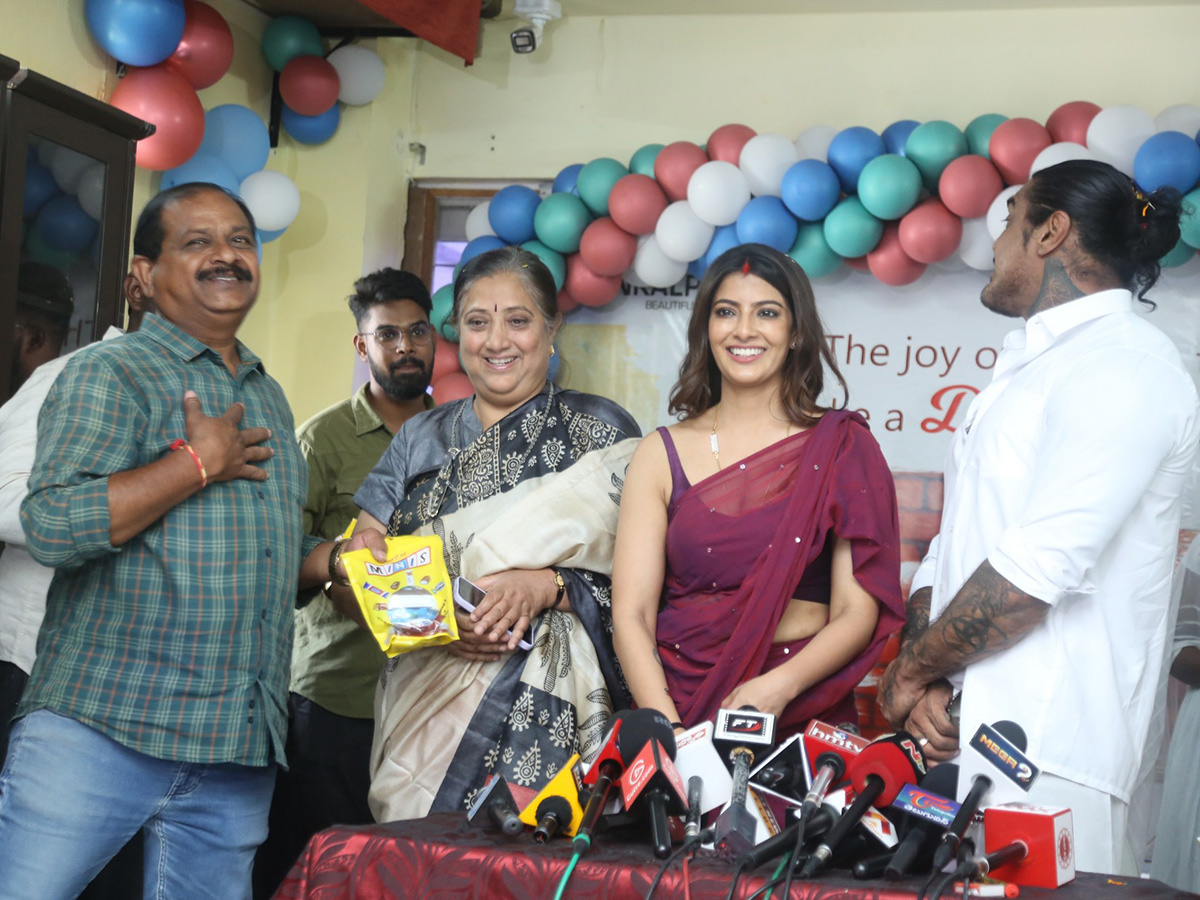 Varalaxmi Sarathkumar Birthday Celebrations With Her Husband Photos9