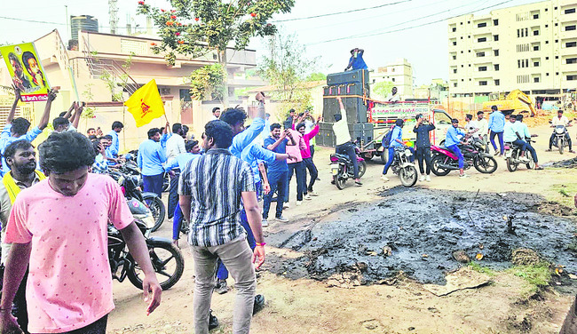 వైఎస్సార్‌ విగ్రహానికి టీడీపీ కండువా.. 1