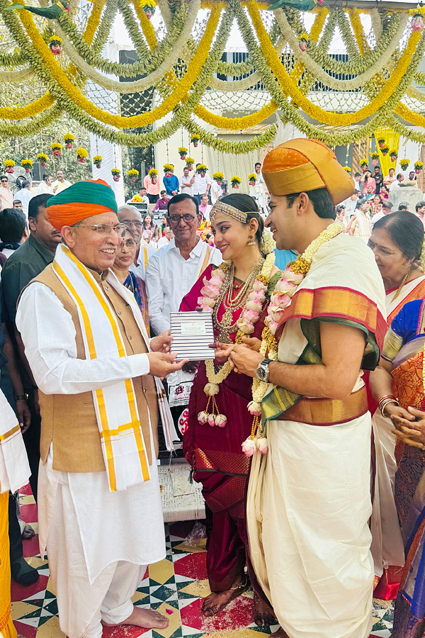 BJP MP Tejasvi Surya marries Bharatanatyam artist Sivasri Skandaprasad Photos11