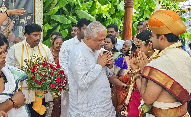 BJP MP Tejasvi Surya marries Bharatanatyam artist Sivasri Skandaprasad Photos13