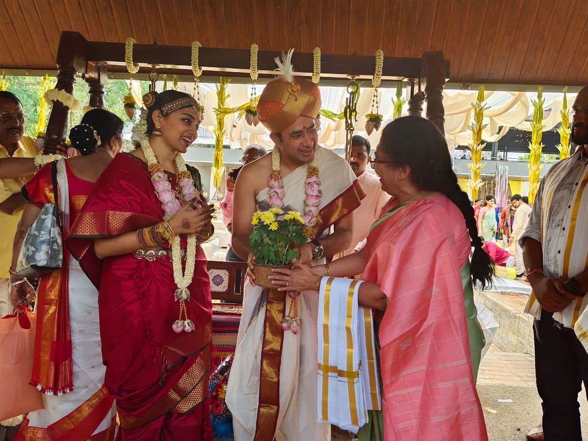 BJP MP Tejasvi Surya marries Bharatanatyam artist Sivasri Skandaprasad Photos8