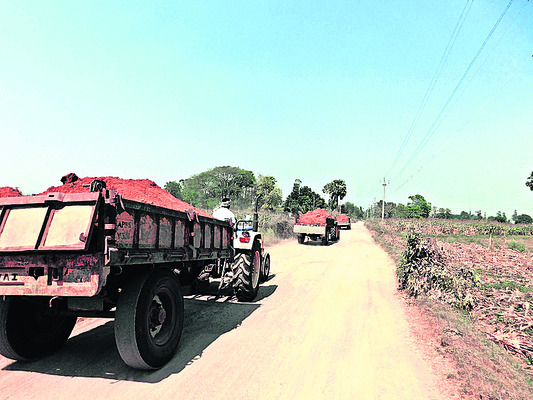 ఇష్టారాజ్యంగా కంకర తరలింపు1