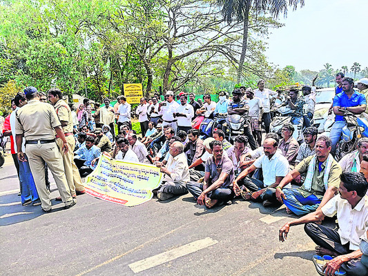 పొలాలను వదిలి.. రోడ్డుపై బైఠాయించి..1