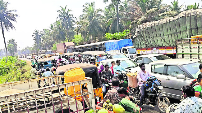 పొలాలను వదిలి.. రోడ్డుపై బైఠాయించి..1