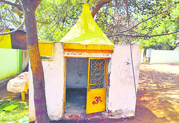 ఆలయంలో విగ్రహాలు మాయం 1