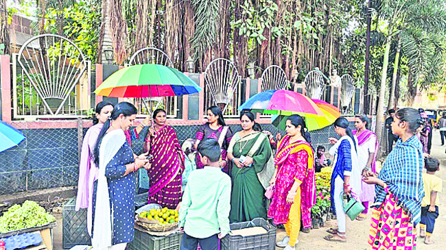 మహిళలకు గొడుగుల పంపిణీ 1