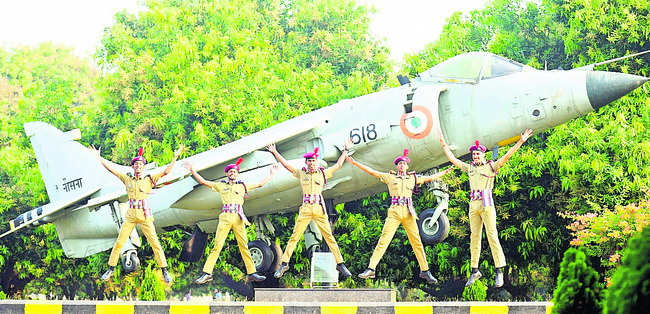 ఎన్‌డీఏకు ఎంపికై న విద్యార్థులకు సత్కారం1