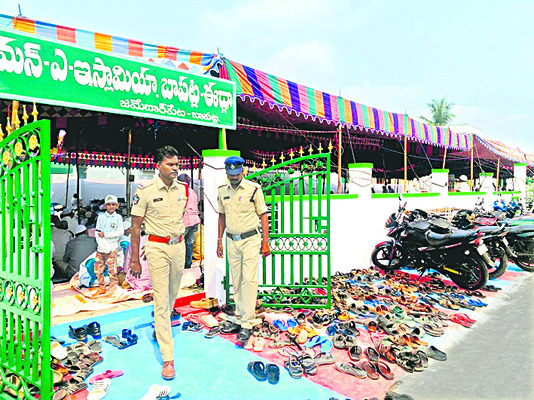ఈద్గాల వద్ద పటిష్ట బందోబస్తు 1