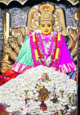 ఒకే వేదికపై ముగ్గురు..
3