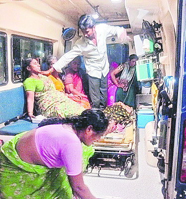 మద్యం మత్తులో ఆటోలను ఢీకొట్టిన కారు 1