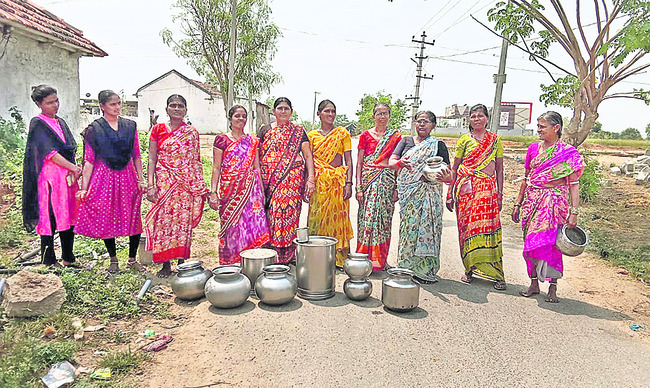 తండాలో తాగునీటి తండ్లాట1