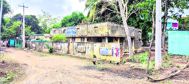 ప్రభుత్వ కార్యాలయాలకు సొంత భవనాలు కరువు1