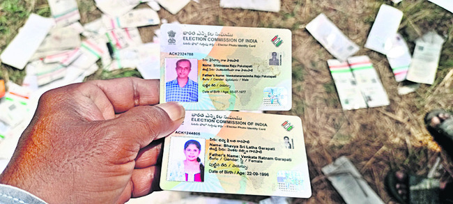 పంట పొలంలో వందలాది ఆధార్ కార్డులు 1